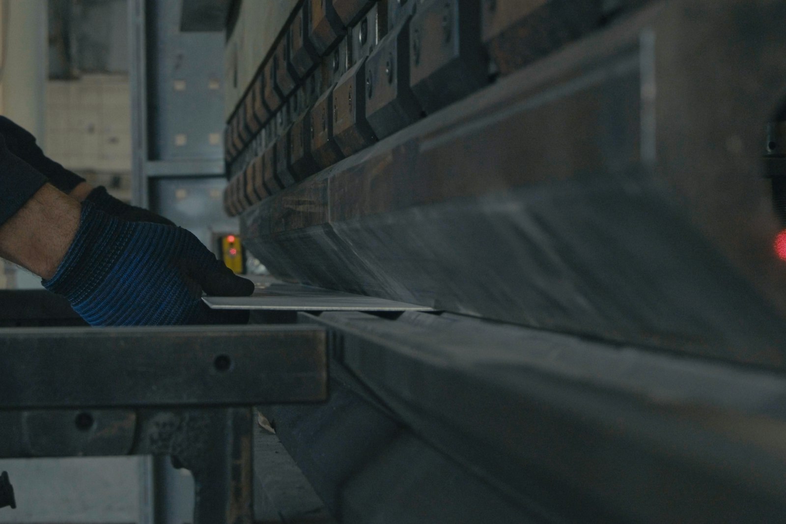 Sheet Metal Bend Radius: How to Avoid Cracking, Distortion and Costly Tooling Mistakes